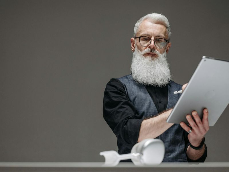 Professional tech consultant providing personalized device recommendations